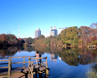 ATLANTA, ABD - 23 Ekim 1995 - Piedmont Gölü boyunca bakan kadın, Piedmont Park, Atlanta, Georgia, ABD, 23 Ekim 1995