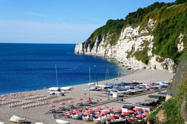 BEER, UK - 14 Temmuz 2022 - Sahilin ve Lyme Körfezi 'nin yükseltilmiş manzarası, Bira, Devon, İngiltere, Avrupa, 14 Temmuz 2022.