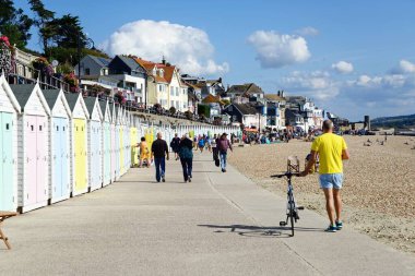 LYME REGIS, İngiltere - 21 Eylül 2022 - Sahil boyunca gezin ve şehir binaları ve Jurassic Sahilleri ile arka tarafta gezinin, Lyme Regis, Dorset, İngiltere, Avrupa, 21 Eylül 2022.