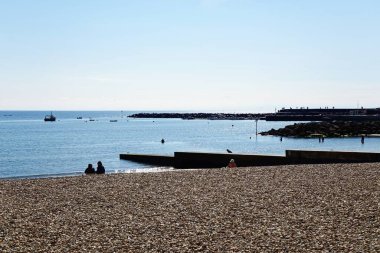 LYME REGIS, İngiltere - 21 Eylül 2022 - Plaj ve denizin siluetli manzarası, Lyme Regis, Dorset, İngiltere, Avrupa, 21 Eylül 2022.