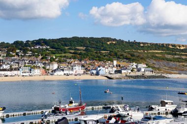 LYME REGIS, İngiltere - 21 Eylül 2022 - Yüzen duba boyunca kente ve Jurassic Coast, Lyme Regis, Dorset, İngiltere, Avrupa 'ya bakan botlar, 