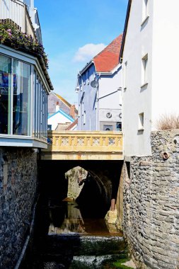 LYME REGIS, İngiltere - 21 Eylül 2022 - Lym Nehri üzerindeki küçük köprü, Lyme Regis, Dorset, İngiltere, Avrupa, 21 Eylül 2022.