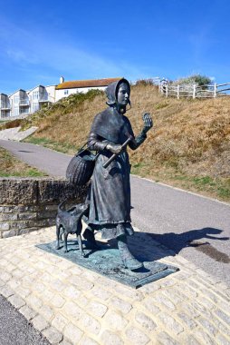 LYME REGIS, İngiltere - 21 Eylül 2022 - Gezinti güvertesi boyunca Mary Anning 'in heykeli, Lyme Regis, Dorset, İngiltere, Avrupa, 21 Eylül 2022.