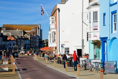 WEYMOUTH, İngiltere - 25 Eylül 2022 - Limandaki rıhtımın yanında dinlenen turistler, Weymouth, Dorset, İngiltere, Avrupa, 25 Eylül 2022.