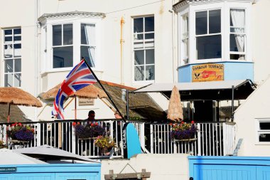 WEYMOUTH, İngiltere - 25 Eylül 2022 - Limanın yanındaki liman kafesi ve restoran, Weymouth, Dorset, İngiltere, Avrupa, 25 Eylül 2022.