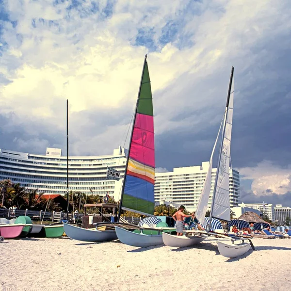Miami Estados Unidos Enero 1991 Catamaranes Playa Con Hotel Fontainebleau —  Fotos de Stock