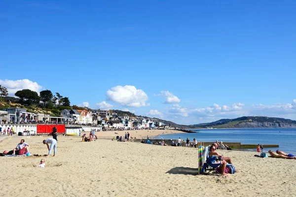 Lyme Regis Royaume Uni Septembre 2022 Touristes Relaxant Sur Plage — Photo