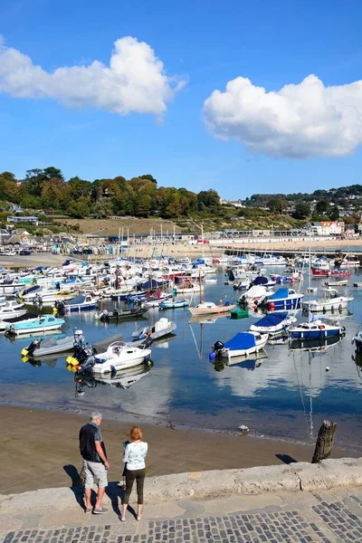 Lyme Regis 2022年9月21日 港を越えて町やビーチへの眺め Lyme Regis Dorset Europe September 2022 — ストック写真