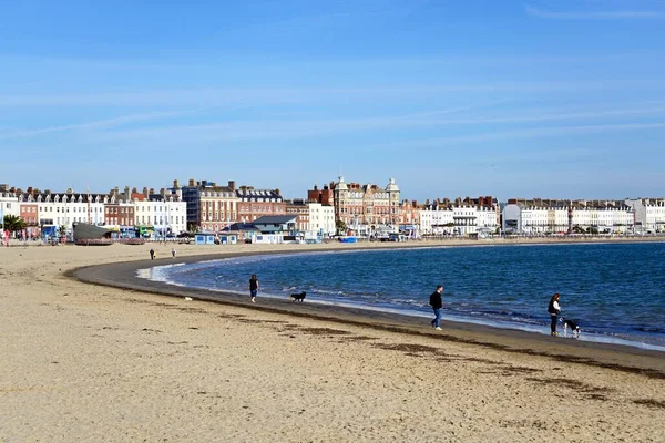Weymouth 2022年9月25日 遊歩道や町の建物があるビーチ沿いの人々が 2022年9月25日 ヨーロッパ ドーセット — ストック写真
