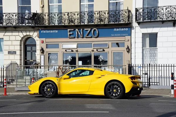 Weymouth Reino Unido Septiembre 2022 Yellow Ferrari Spider Estacionado Fuera —  Fotos de Stock
