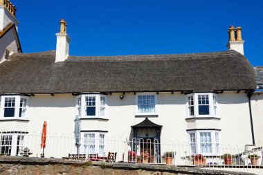 Şehrin batı yakasına bakan geleneksel sazdan ev manzarası, Sidmouth, Devon, İngiltere, Avrupa