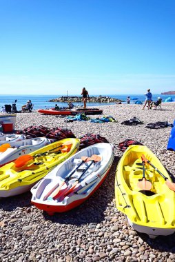 SIDMOUTH, İngiltere - 08 Ağustos 2022 - Deniz ve kayalıklara bakan turistler, Sidmouth, Devon, İngiltere, Avrupa, 08 Ağustos 2022.