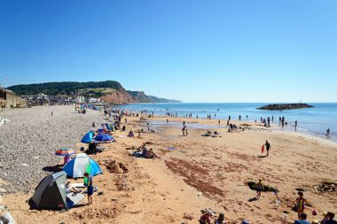 SIDMOUTH, İngiltere - 08 Ağustos 2022 - Kasaba ve kayalıklara bakan turistler, Sidmouth, Devon, İngiltere, Avrupa, 08 Ağustos 2022.