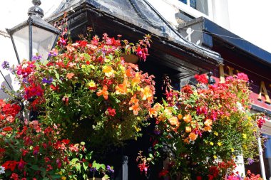 SIDMOUTH, UK - AĞUSTOS 08, 2022 - Şehir merkezindeki Anchor Inn 'in önünde Sidmouth, Devon, UK, Avrupa, 08 Ağustos 2022.