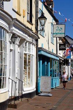 SIDMOUTH, İngiltere - 08 Ağustos 2022 - Şehir merkezindeki Old Fore Caddesi boyunca alışveriş yapanlar ve dükkanlar, Sidmouth, Devon, İngiltere, Avrupa, 08 Ağustos 2022.