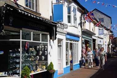 SIDMOUTH, İngiltere - 08 Ağustos 2022 - Şehir merkezindeki Old Fore Caddesi boyunca alışveriş yapanlar ve dükkanlar, Sidmouth, Devon, İngiltere, Avrupa, 08 Ağustos 2022.