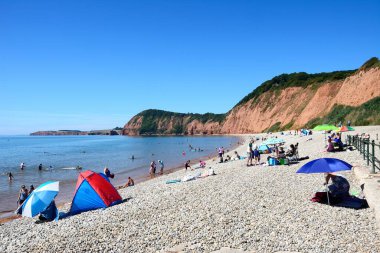 SIDMOUTH, İngiltere - 08 Ağustos 2022 - Jacobs Merdiven plajında dinlenen turistler, uçurumlara bakan Sidmouth, Devon, İngiltere, Avrupa, 08 Ağustos 2022.