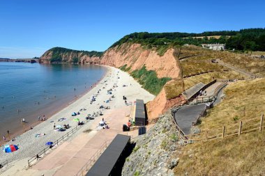 SIDMOUTH, İngiltere - AĞUSTOS 08, 2022 - Jacobs Merdiven plajında arkası kayalık, Sidmouth, Devon, İngiltere, Avrupa, 08 Ağustos 2022.