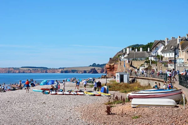 Sidmouth August 2022 Туристи Відпочивають Пляжі Видом Море Скелі Сідмут — стокове фото