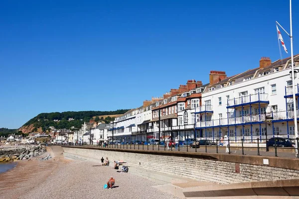 Sidmouth August 2022 Toeristen Ontspannen Het Strand Promenade Met Hotels — Stockfoto