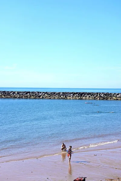 Sidmouth August 2022 Touristen Entspannen Sich Strand Mit Dem Meer — Stockfoto
