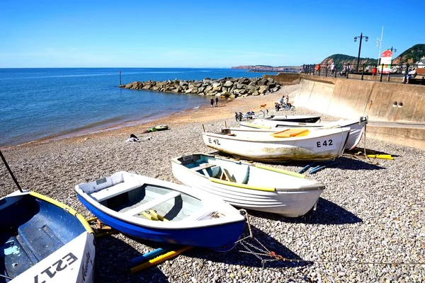 Sidmouth Αυγούστου 2022 Μικρά Σκάφη Αγκυροβολημένα Στην Παραλία Θέα Προς — Φωτογραφία Αρχείου