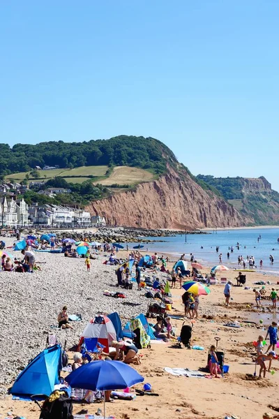 Sidmouth Royaume Uni Août 2022 Touristes Relaxant Sur Plage Avec — Photo