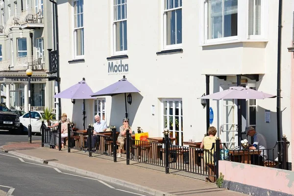 Sidmouth Royaume Uni Août 2022 Touristes Relaxant Dans Café Trottoir — Photo