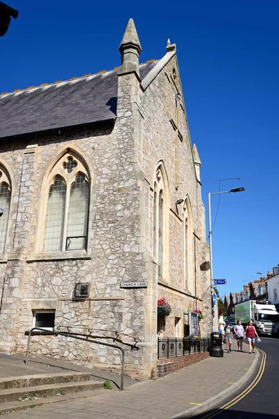 2022年8月8日 游客走过英国德文郡西德茅斯市中心的西德茅斯卫理公会教堂 2022年8月8日 — 图库照片