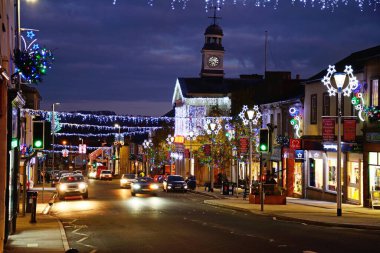 CHARD, UK - 07 ARALIK 2022 - High Street ve Fore Caddesi boyunca gece, Chard, Somerset, İngiltere, Avrupa, 07 Aralık 2022.
