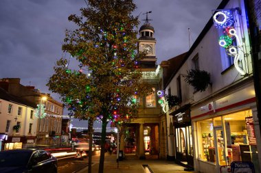 CHARD, UK - 07 ARALIK 2022 - High Street ve Fore Caddesi boyunca gece, Chard, Somerset, İngiltere, Avrupa, 07 Aralık 2022.