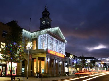 CHARD, UK - 07 ARALIK 2022 - High Street ve Fore Caddesi boyunca gece, Chard, Somerset, İngiltere, Avrupa, 07 Aralık 2022.