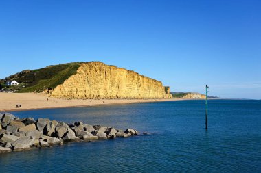 Sahil boyunca ve Jurassic Coast kıyı şeridi boyunca, West Bay, Dorset, İngiltere, Avrupa,