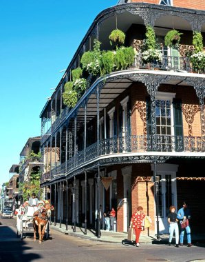 NEW ORLEANS, ABD - 19 Kasım 1995 - Fransız Mahallesi, New Orleans, Louisiana, ABD, 19 Kasım 1995 'te Royal Street boyunca tipik demircilik balkonlarının görüntüsü