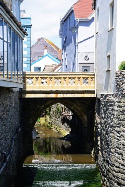 LYME REGIS, İngiltere - 14 Mayıs 2022 - Lim nehri üzerindeki Buddle köprüsünün görüntüsü, Lyme Regis, Dorset, İngiltere, Avrupa, 14 Mayıs 2022.