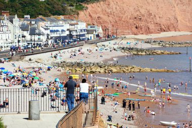 SIDMOUTH, UK - 11 AUGust 2022 - Sahile bakan ve Jacobs Ladder, Sidmouth, Devon, İngiltere, Avrupa, 11 Ağustos 2022 'de görülen Pennington Point kayalıkları manzaralı bir çift manzarası.