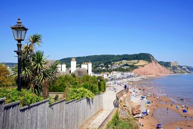 SIDMOUTH, İngiltere - 11 Ağustos 2022 - Jacobs Ladder, Sidmouth, Devon, İngiltere, Avrupa, 11 Ağustos 2022 'de şehir ve Pennington Point uçurumları manzaralı sahil manzarası.