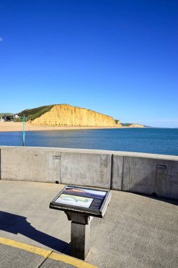 BATI BAY, İngiltere - 10 Ekim 2022 - Jurassic Coast cliffs, West Bay, Dorset, İngiltere, Avrupa, 10 Ekim 2022.