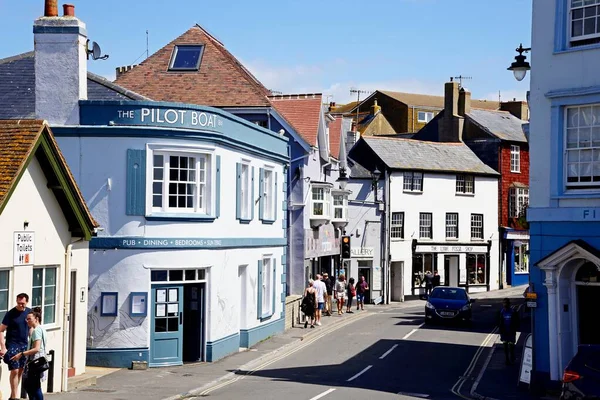 LYME REGIS, İngiltere - 14 Mayıs 2022 - Eski kentteki Pilot Tekne Pub ve Bridge Caddesi boyunca bulunan Lyme Regis, Dorset, İngiltere, Avrupa, 14 Mayıs 2022.