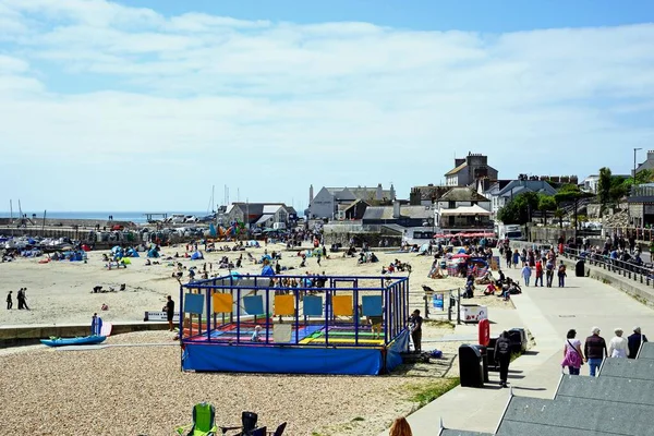 Lyme Regis 2022年5月14日 町のビーチビューでリラックスしてリア ライムレジス ドーセット ヨーロッパ 2022年5月14日 — ストック写真