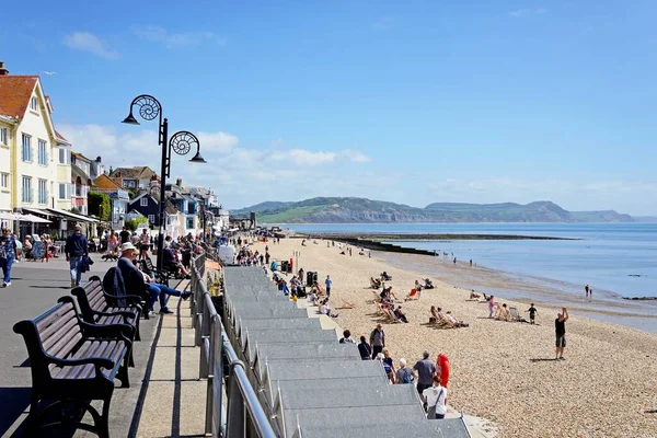 Lyme Regis Royaume Uni Mai 2022 Touristes Relaxant Sur Plage — Photo
