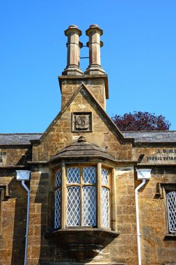 Eski şehir Chard, Somerset, İngiltere ve Avrupa 'daki eski Harveys Hastanesi' nin (orijinal adı Almshouses) pencere ve baca detayları