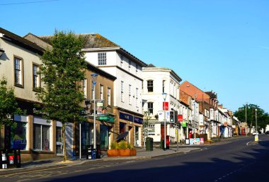 CHARD, UK - 21 Haziran 2023 - Fore Caddesi ve High Street boyunca şehir merkezi, Chard, Somerset, İngiltere, Avrupa, 21 Haziran 2023.