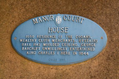 CHARD, UK - 25 Haziran 2023 - Blue Manor Court House information plaque Fore Street, Chard, Somerset, İngiltere, Avrupa, 25 Haziran 2023.