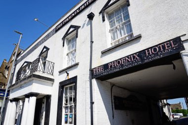 CHARD, İngiltere - 25 Haziran 2023 - Kasaba merkezindeki Fore Caddesi boyunca uzanan Phoenix Hotel 'in ön görüntüsü, Chard, Somerset, İngiltere, Avrupa, 25 Haziran 2023.