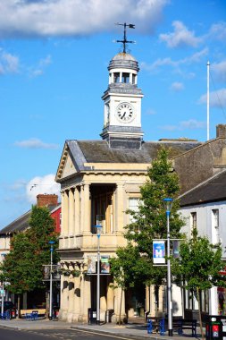 CHARD, UK - 22 Haziran 2023 - Fore Caddesi boyunca Guildhall, Chard, Somerset, İngiltere, Avrupa, 22 Haziran 2023.