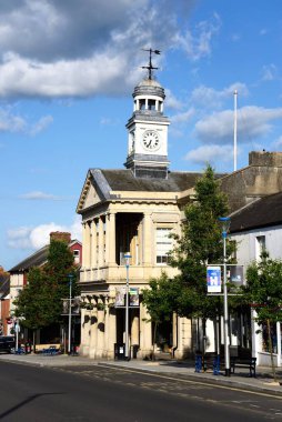 CHARD, UK - 22 Haziran 2023 - Fore Caddesi boyunca Guildhall, Chard, Somerset, İngiltere, Avrupa, 22 Haziran 2023.