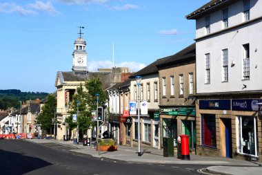 CHARD, İngiltere - 22 Haziran 2023 - Fore Caddesi ve Guildhall, Chard, Somerset, İngiltere, Avrupa, 22 Haziran 2023.