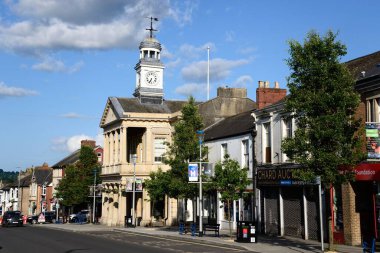 CHARD, İngiltere - 22 Haziran 2023 - Fore Caddesi ve Guildhall, Chard, Somerset, İngiltere, Avrupa, 22 Haziran 2023.