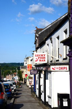 CHARD, UK - 22 Haziran 2023 - Fore Street mağazaları ve Guildhall, Chard, Somerset, İngiltere, Avrupa, 22 Haziran 2023 'e doğru manzaralı High Street boyunca restoranlar.